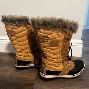 SOREL women’s boots. So cute. Size 8 😊